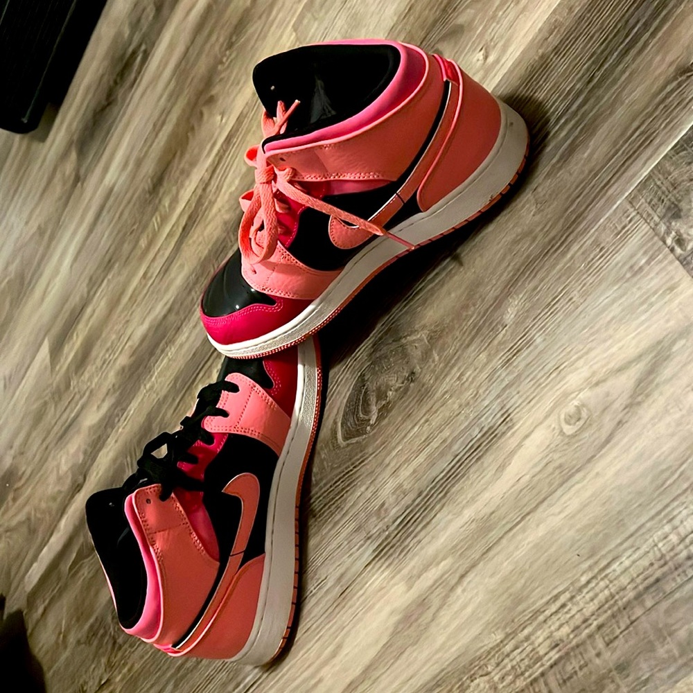Pink and black Nike air, Jordans